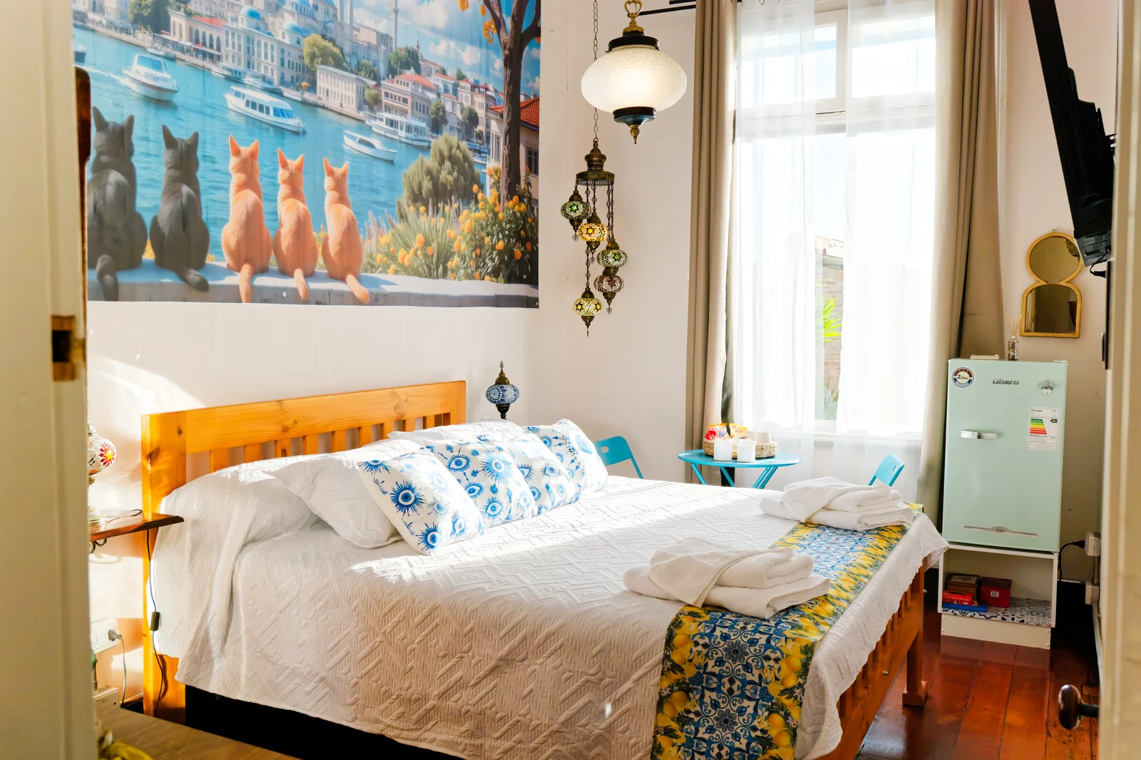Vista general de la cama y la ventana en la habitación Turquía de CasaFran