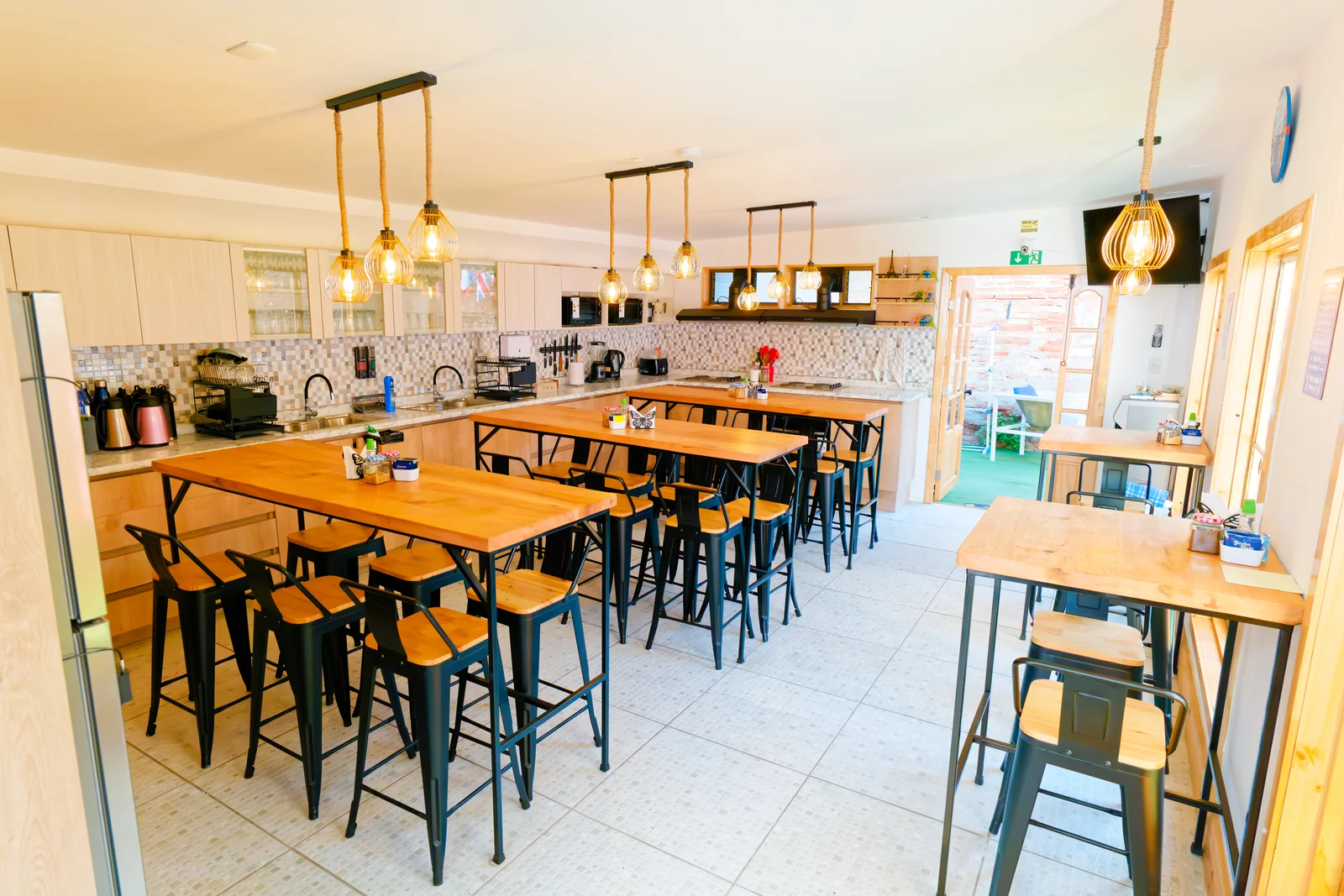 Vista de la cocina compartida y las mesas del comedor de CasaFran