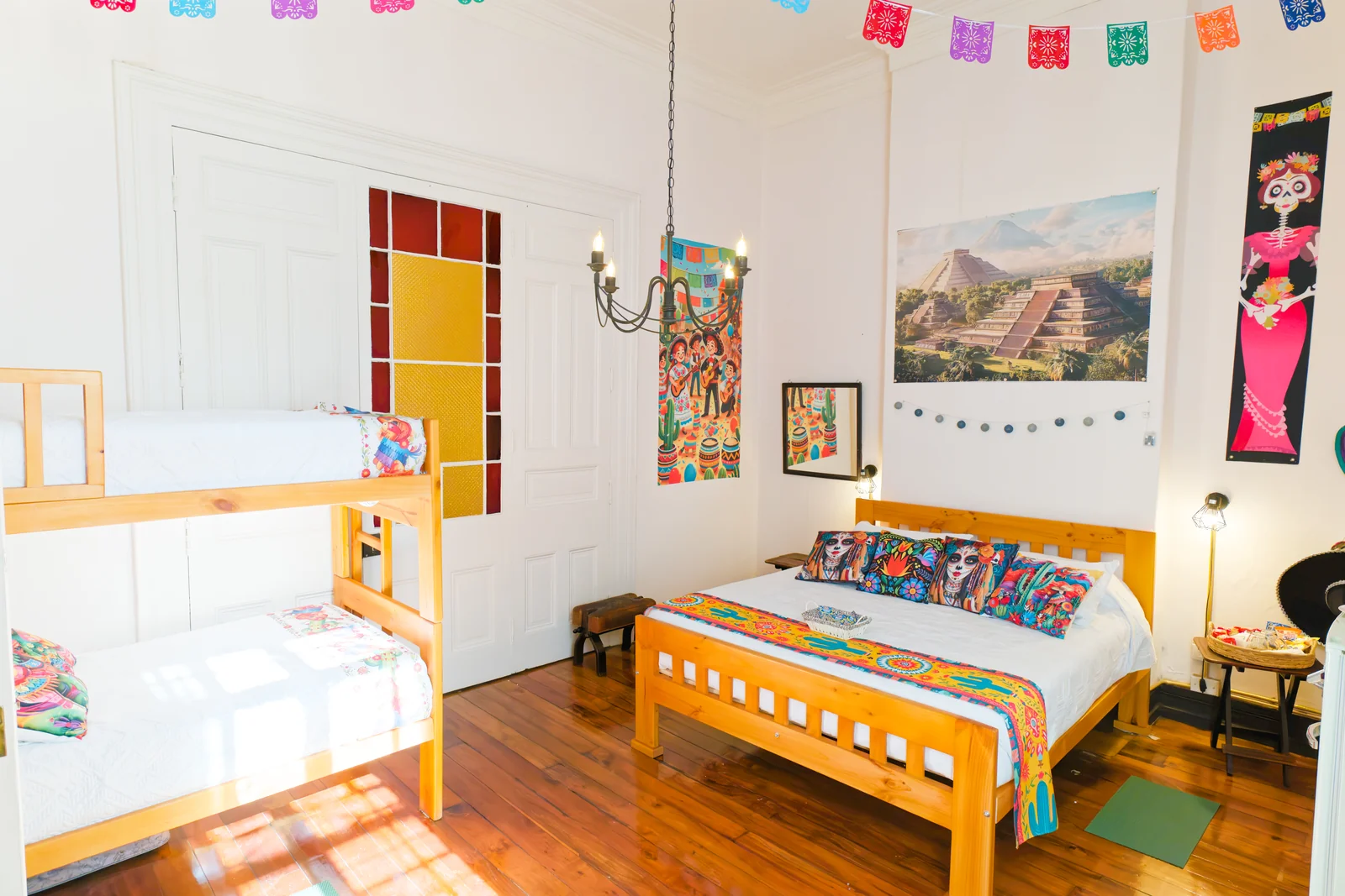 Vista general de la cama y el camarote en la habitación México de CasaFran