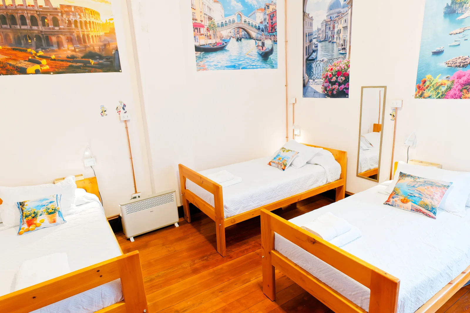Vista general de las tres camas individuales en la habitación Italia de CasaFran