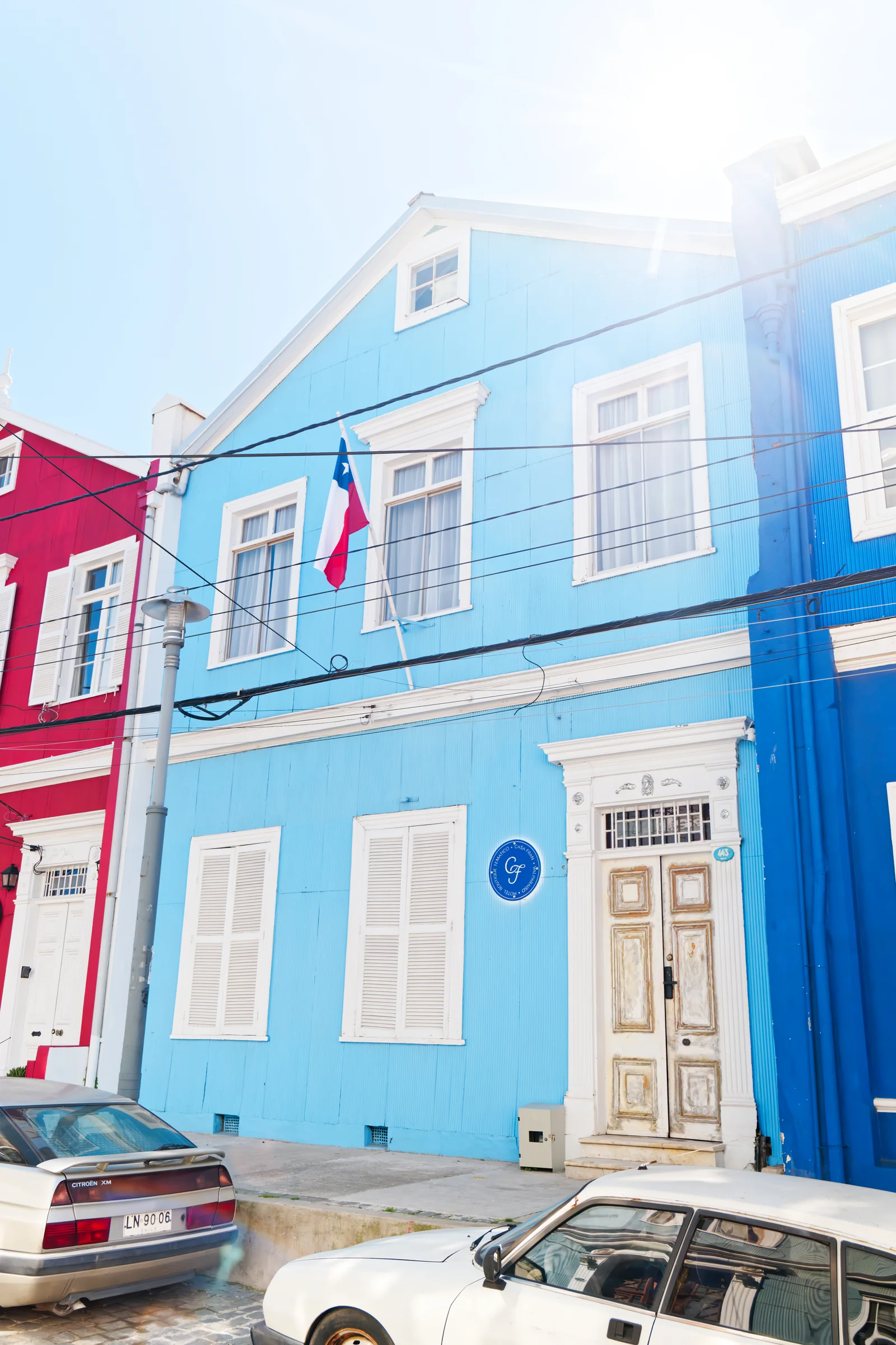 Fachada azul de CasaFran en Cerro Alegre, Valparaíso